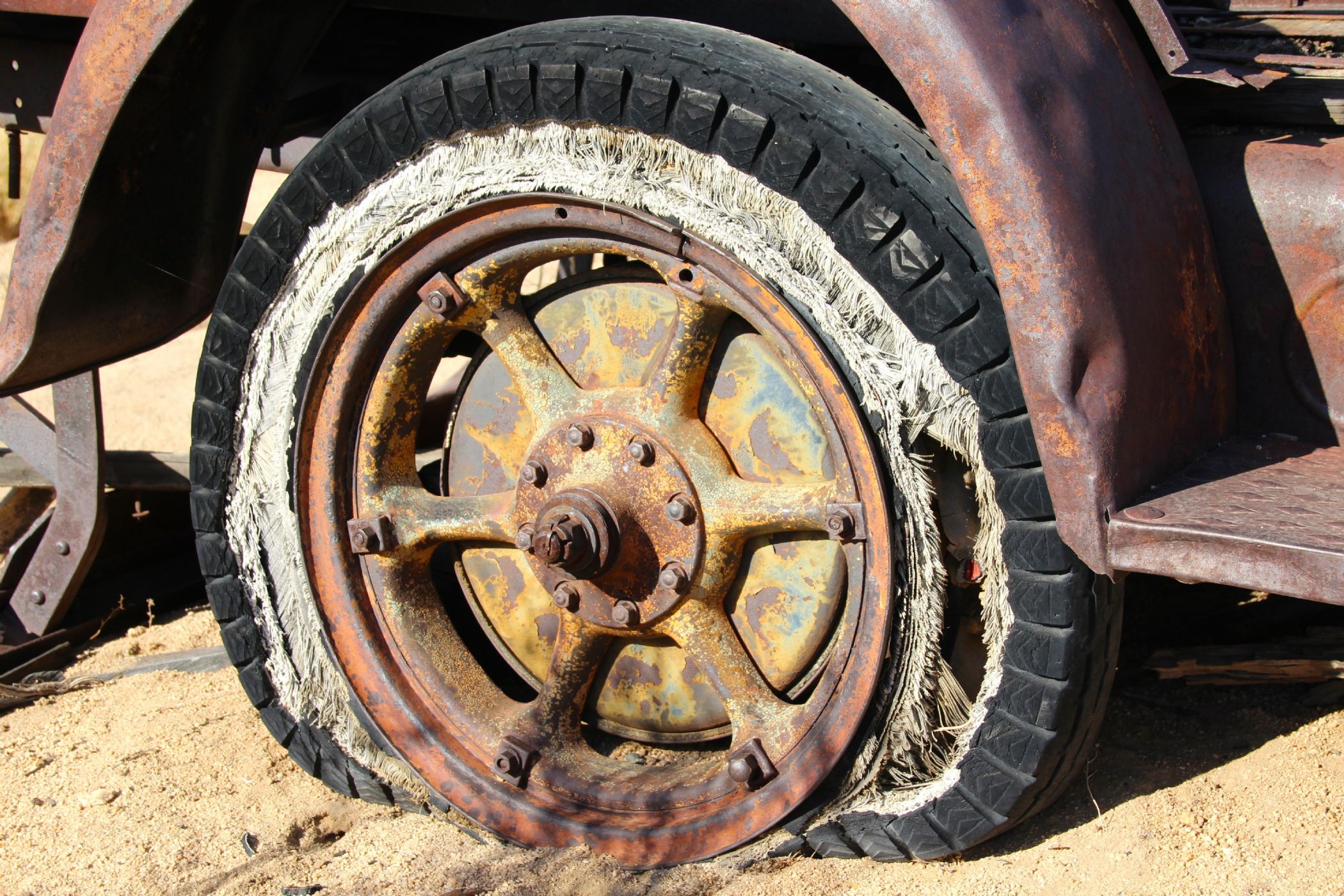 Um pneu furado não é o fim do mundo, e nem sempre é o fim da vida do mesmo.  Se o pneu for novo e o furo não tiver causado dano estrut