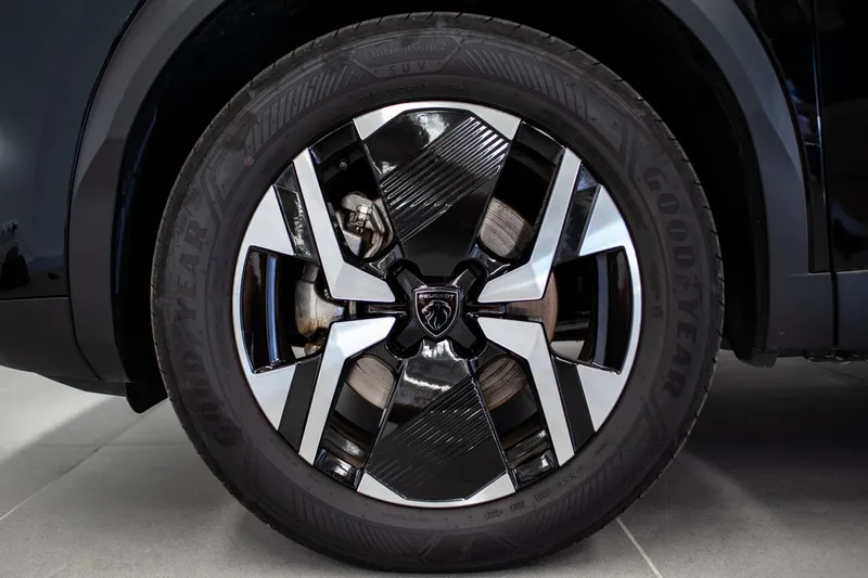 Peugeot e-2008 2025 — foto 8