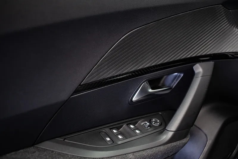 Peugeot e-2008 2025 — foto 13