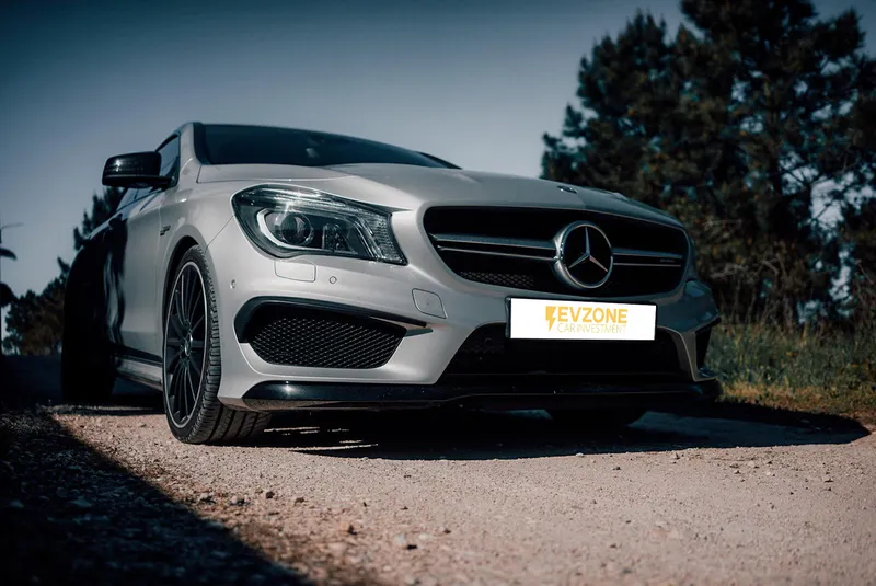 Mercedes Benz CLA 45 AMG foto 2