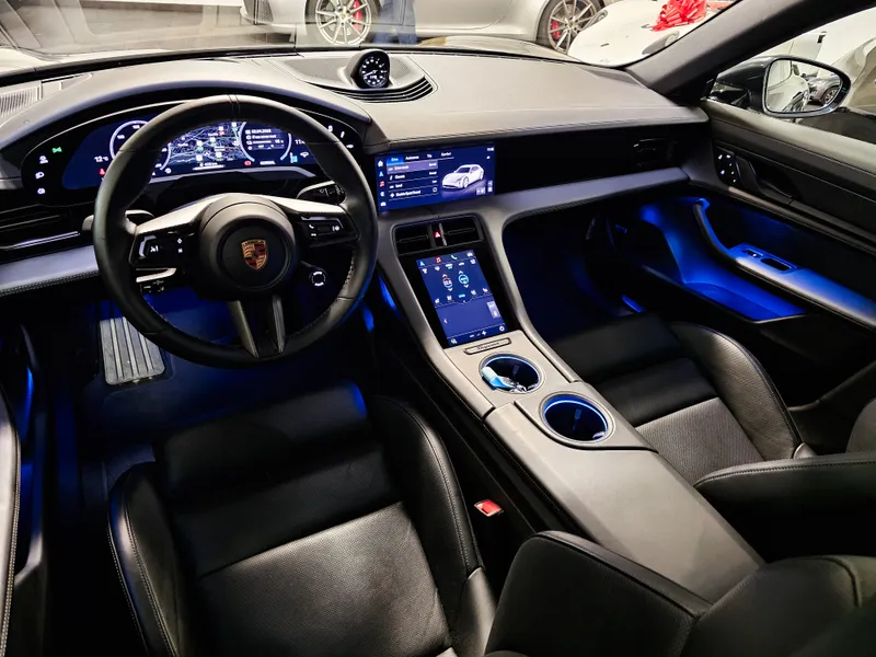 Porsche Taycan Cross Turismo foto 12