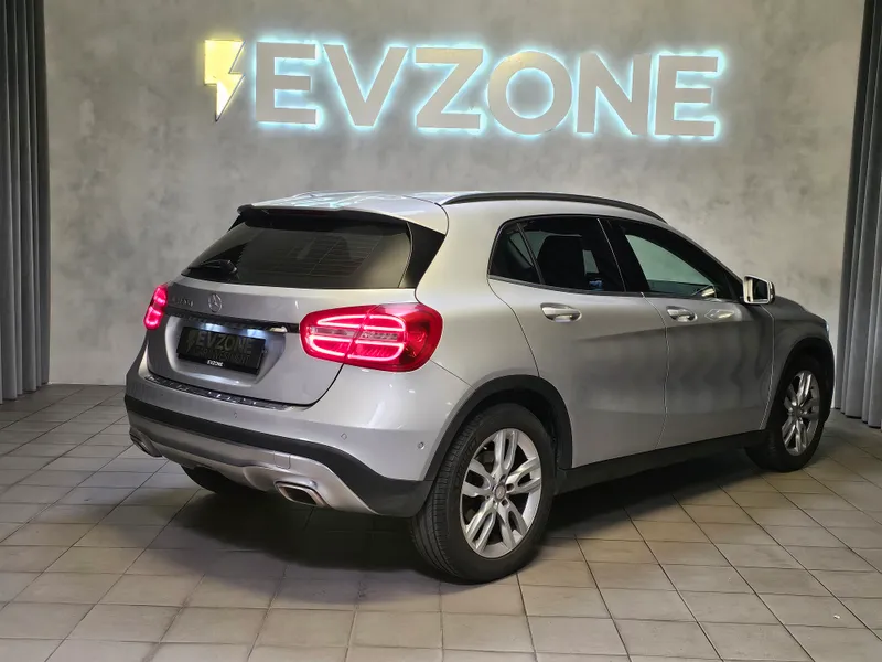 Mercedes Benz GLA 180 foto 7