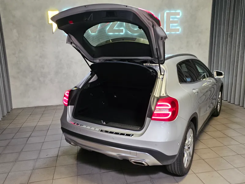 Mercedes Benz GLA 180 foto 30