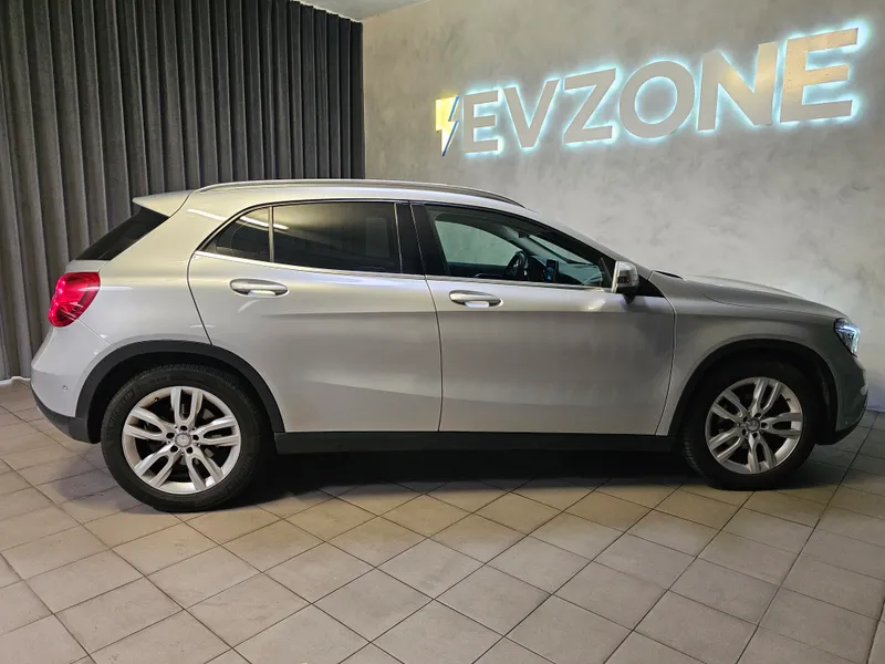 Mercedes Benz GLA 180 foto 8