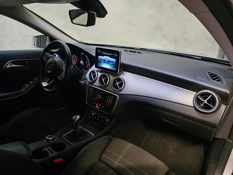 Mercedes Benz GLA 180 foto 13