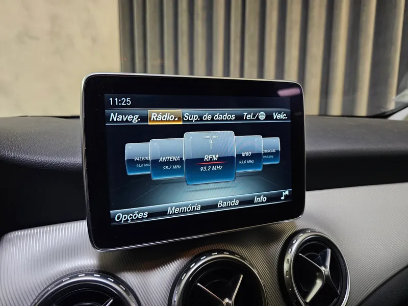 Mercedes Benz GLA 180 foto 15