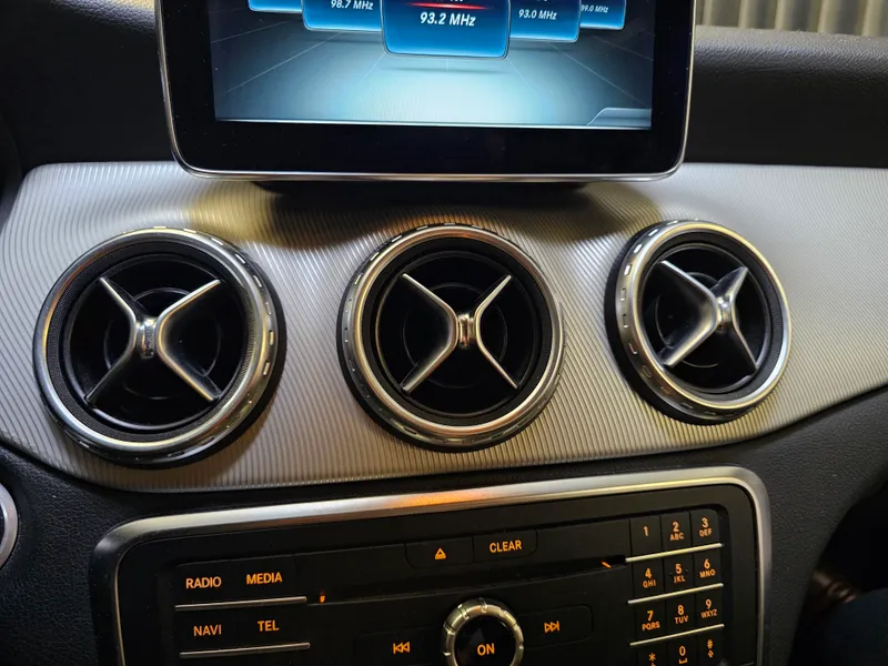 Mercedes Benz GLA 180 foto 16