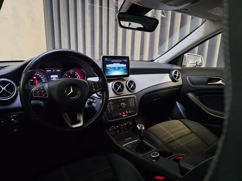 Mercedes Benz GLA 180 foto 11