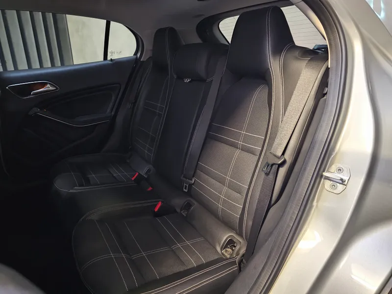 Mercedes Benz GLA 180 foto 24