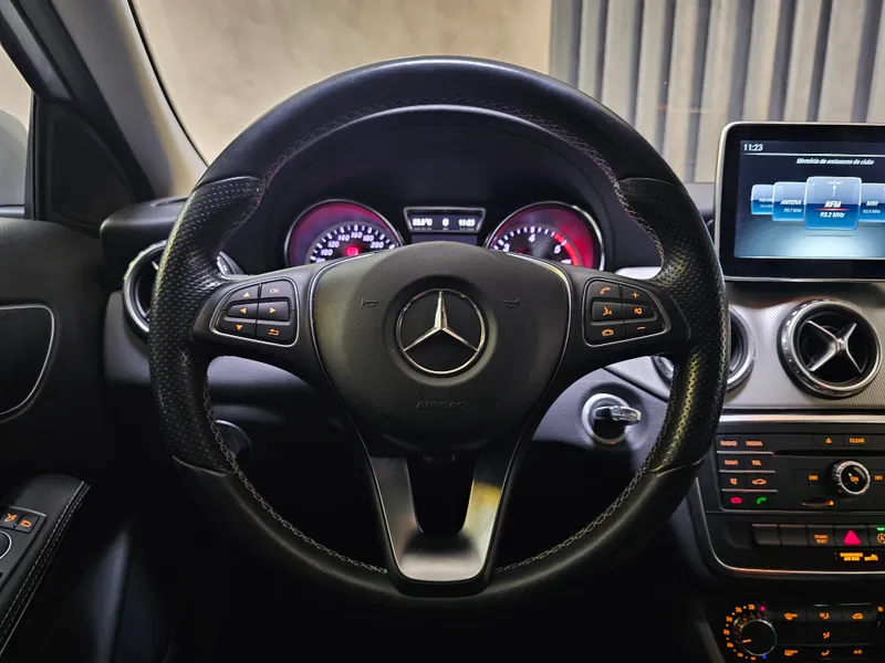 Mercedes Benz GLA 180 foto 14