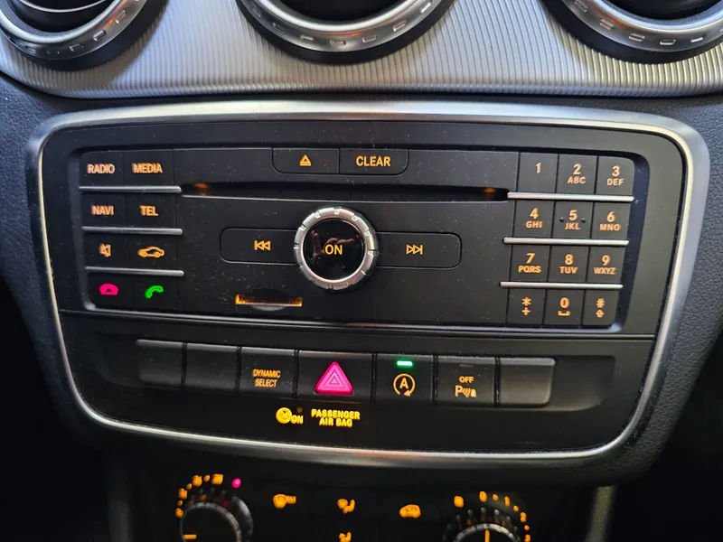 Mercedes Benz GLA 180 foto 17