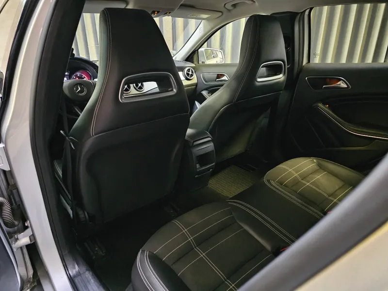 Mercedes Benz GLA 180 foto 23