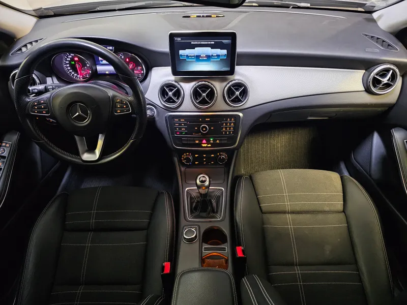 Mercedes Benz GLA 180 foto 27