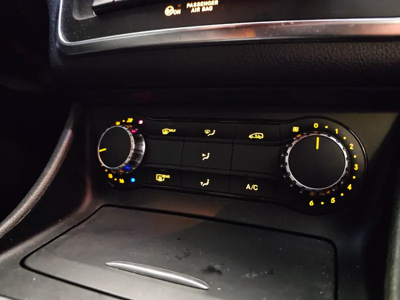 Mercedes Benz GLA 180 foto 18