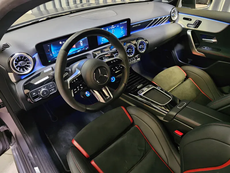 Mercedes Benz A 45 AMG foto 10