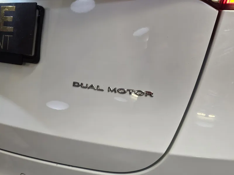Tesla Model Y foto 27