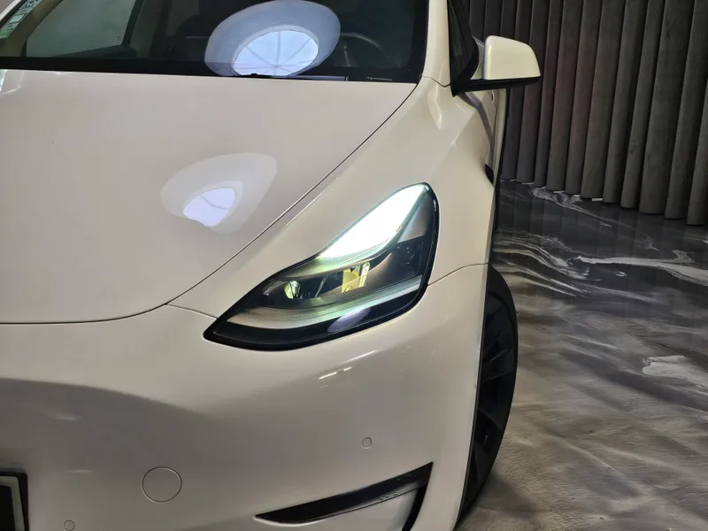 Tesla Model Y foto 25