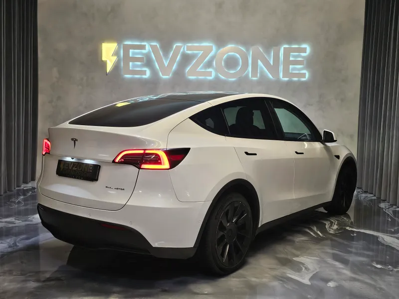 Tesla Model Y foto 6