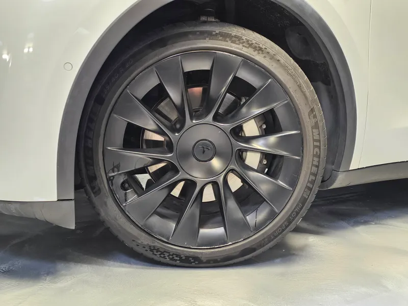 Tesla Model Y foto 26