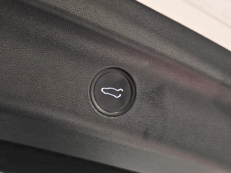 Tesla Model Y foto 21