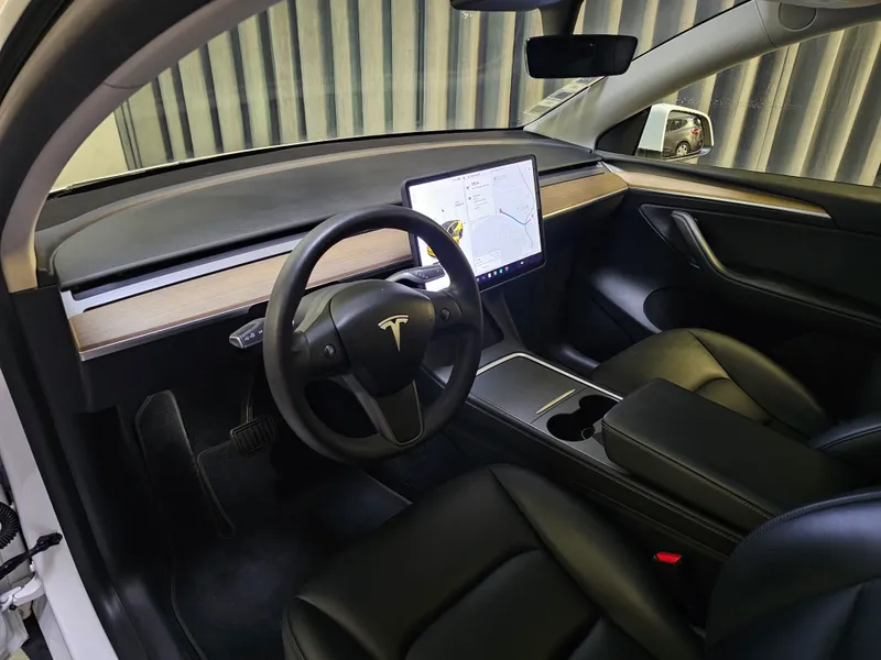 Tesla Model Y foto 9