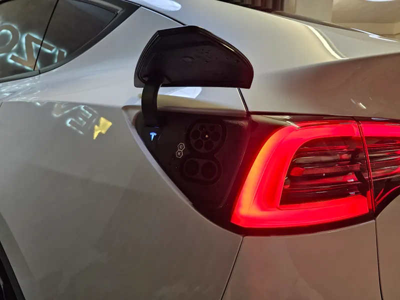Tesla Model Y foto 24