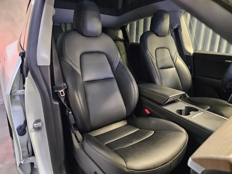 Tesla Model Y foto 16