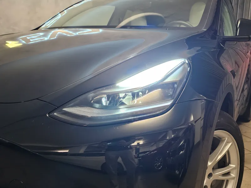 Tesla Model Y foto 14