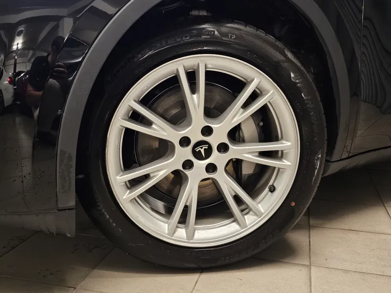 Tesla Model Y foto 15