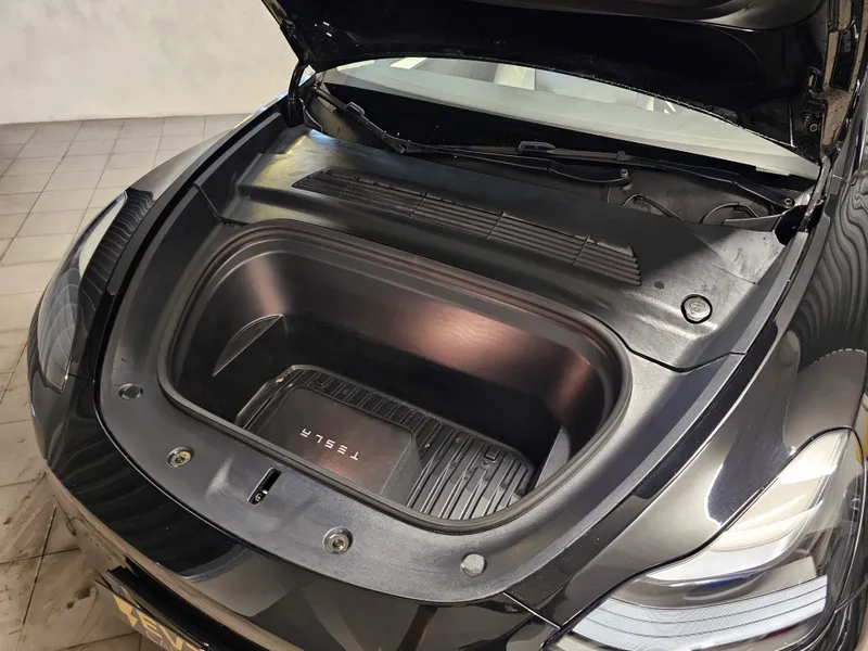 Tesla Model Y foto 16