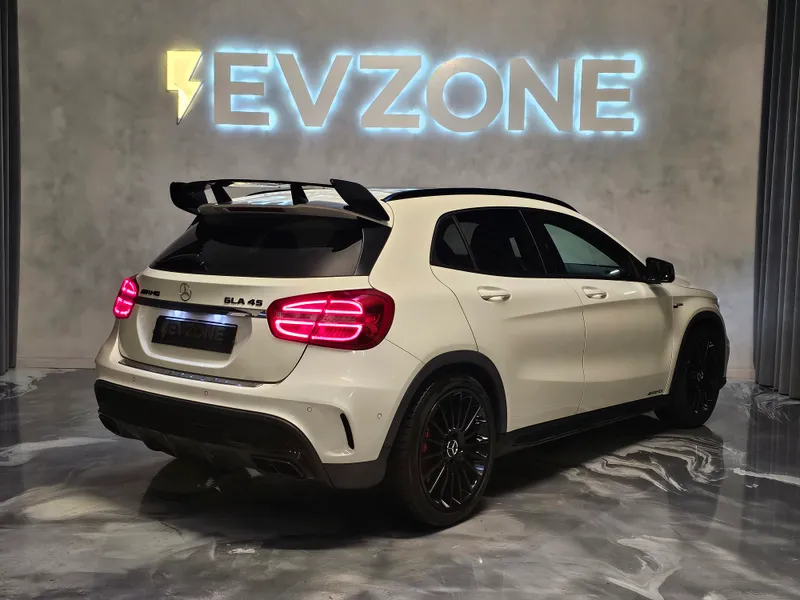 Mercedes Benz GLA 45 AMG foto 6