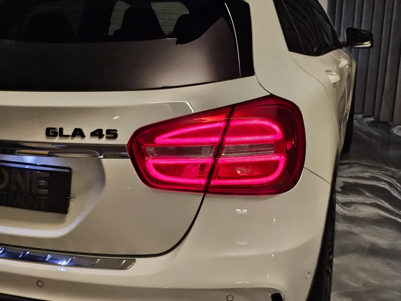 Mercedes Benz GLA 45 AMG foto 32