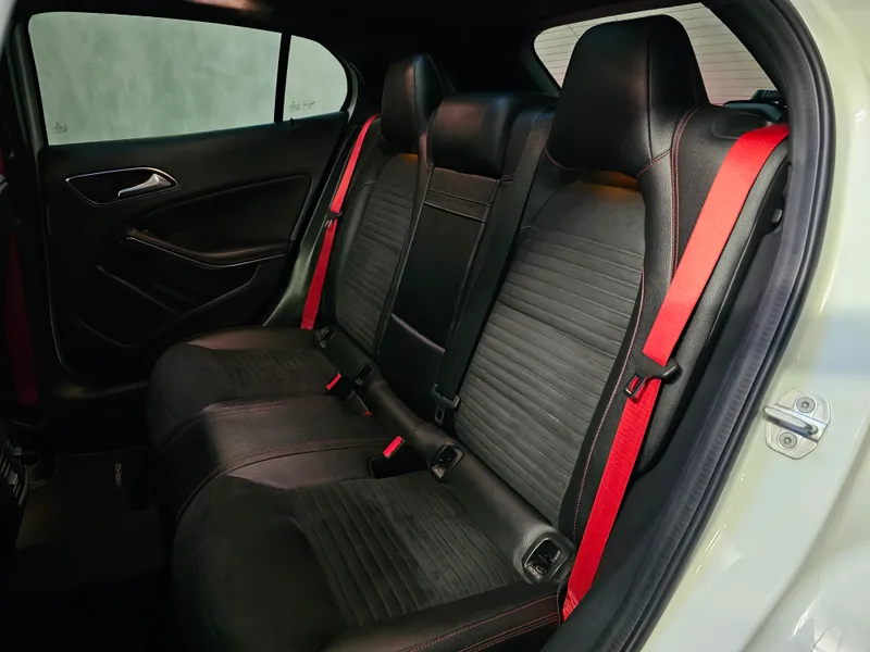 Mercedes Benz GLA 45 AMG foto 23
