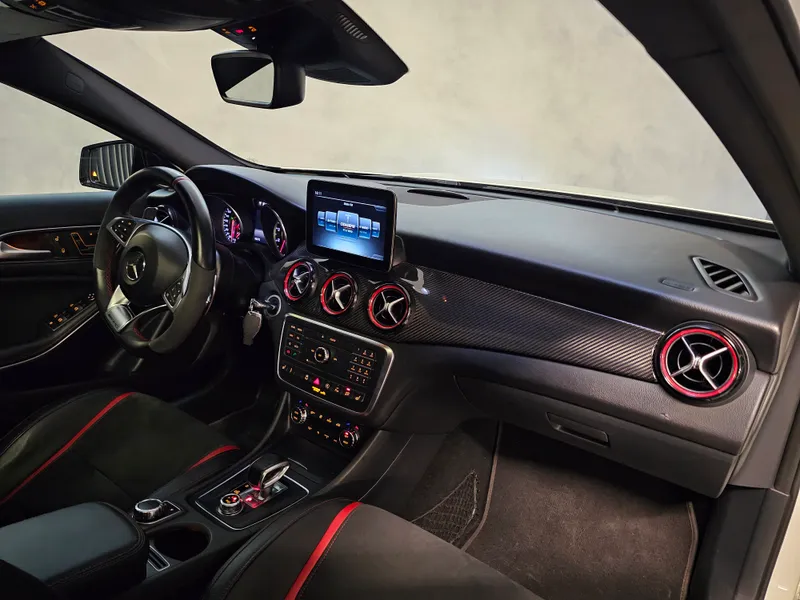Mercedes Benz GLA 45 AMG foto 10