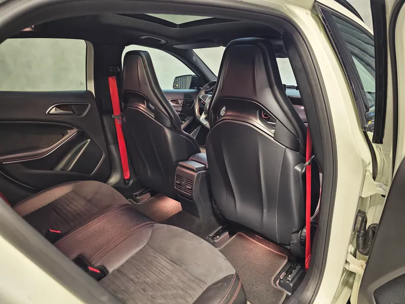 Mercedes Benz GLA 45 AMG foto 22