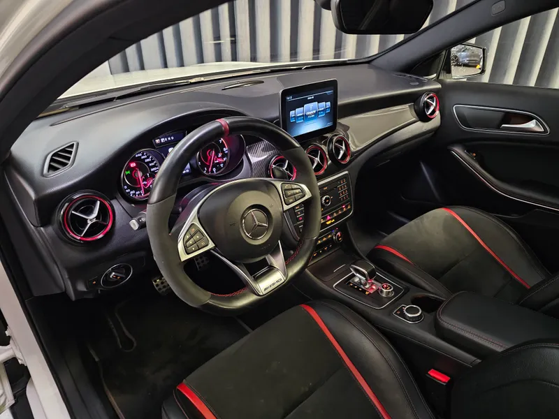 Mercedes Benz GLA 45 AMG foto 8