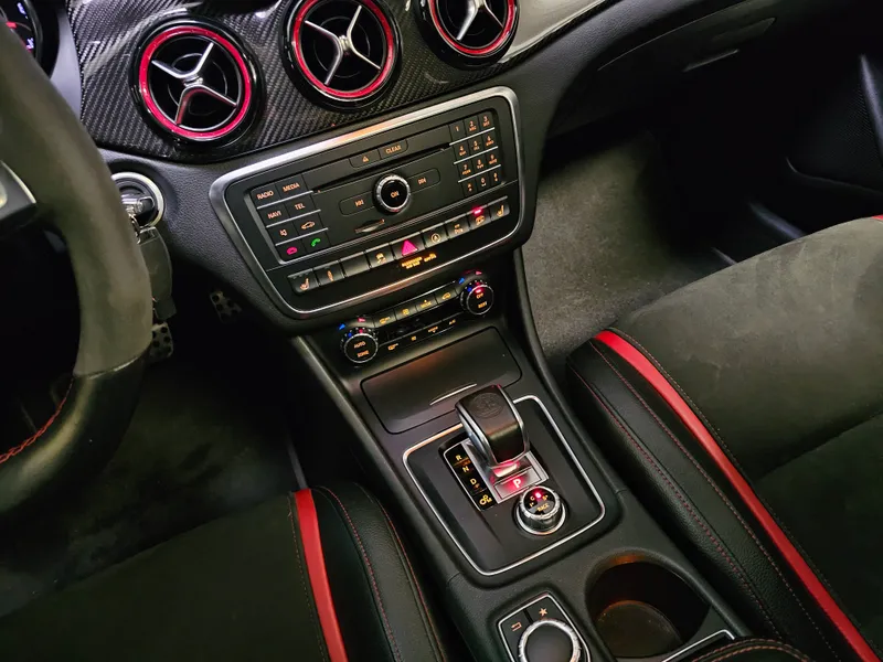 Mercedes Benz GLA 45 AMG foto 14