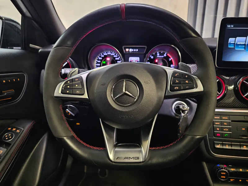 Mercedes Benz GLA 45 AMG foto 12