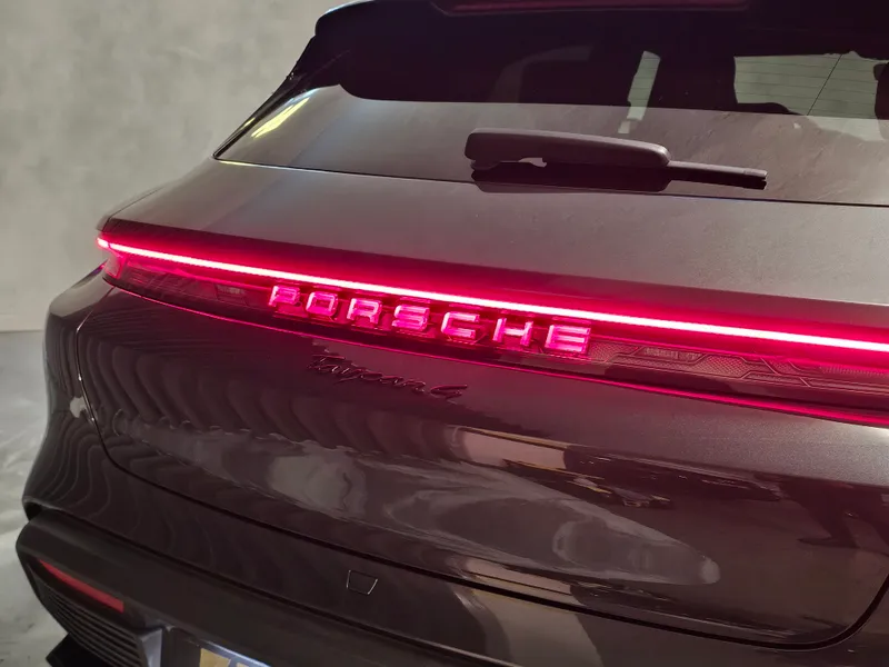 Porsche Taycan Cross Turismo foto 35