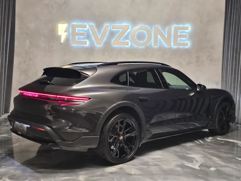 Porsche Taycan Cross Turismo foto 6