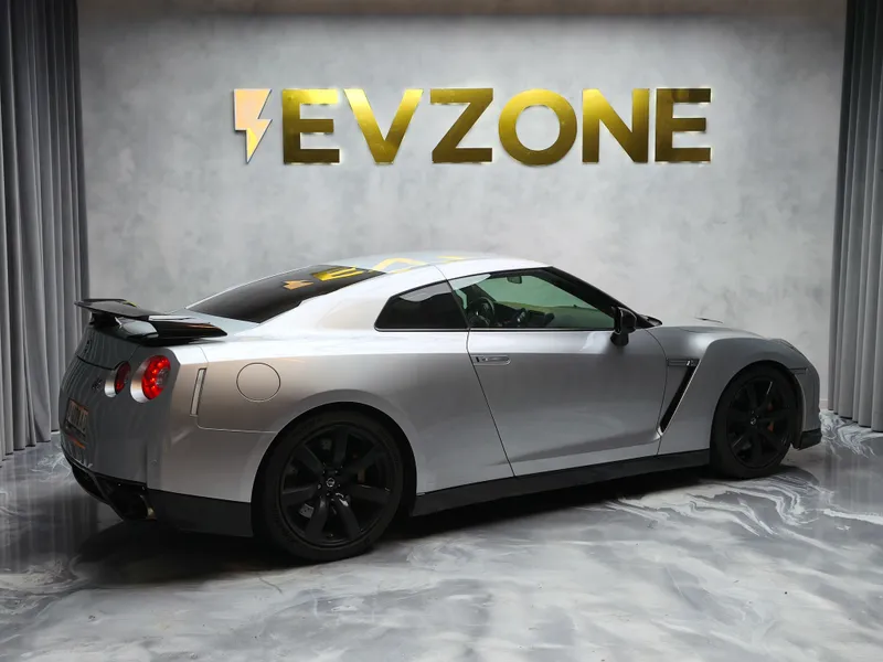 Nissan GT-R foto 7