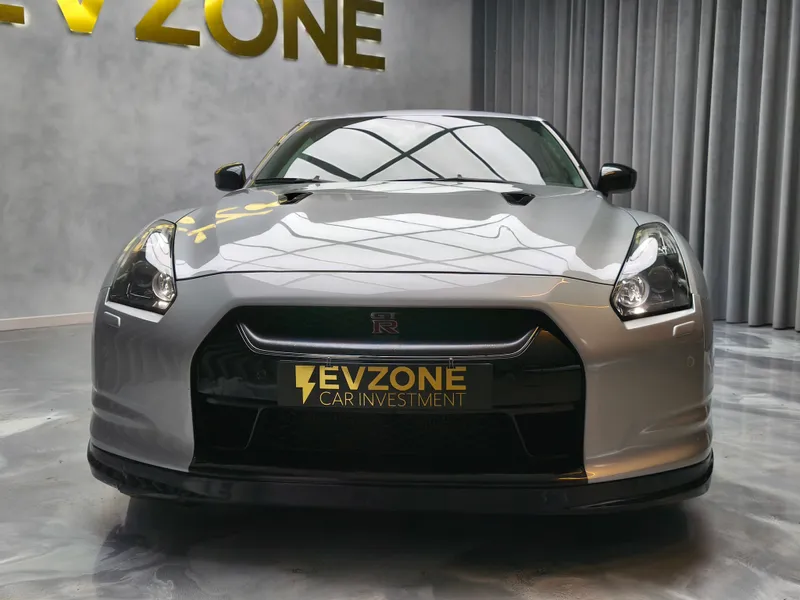 Nissan GT-R foto 2