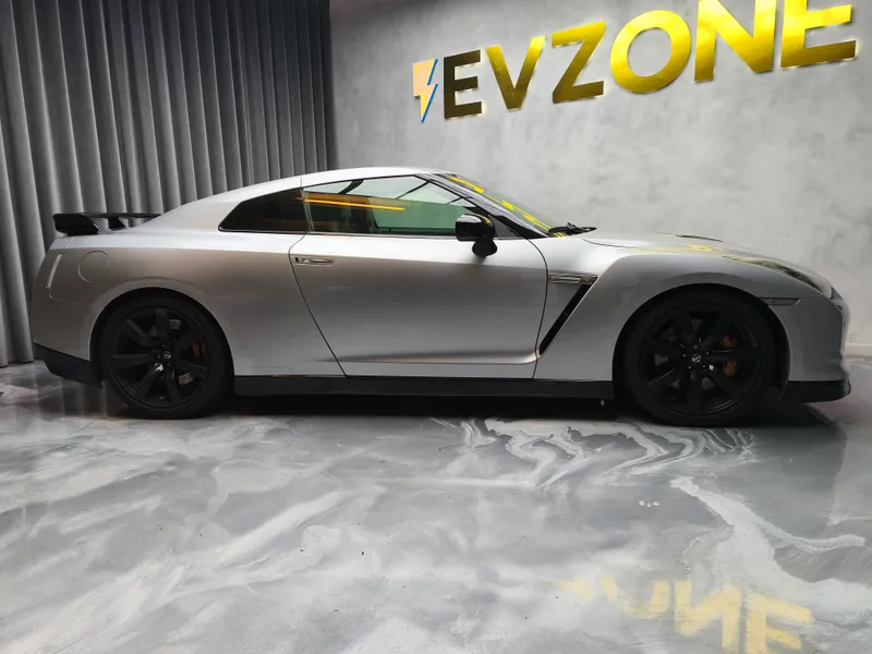 Nissan GT-R foto 8