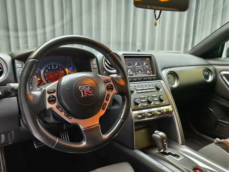 Nissan GT-R foto 13