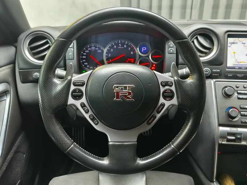 Nissan GT-R foto 14