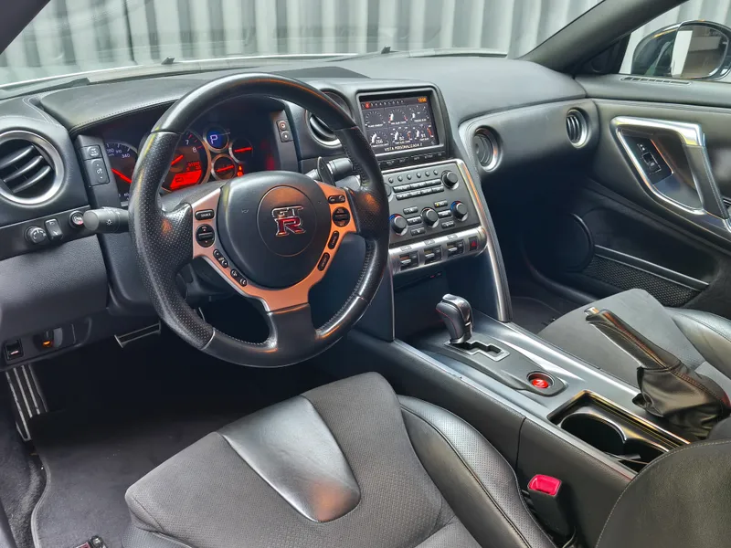 Nissan GT-R foto 10