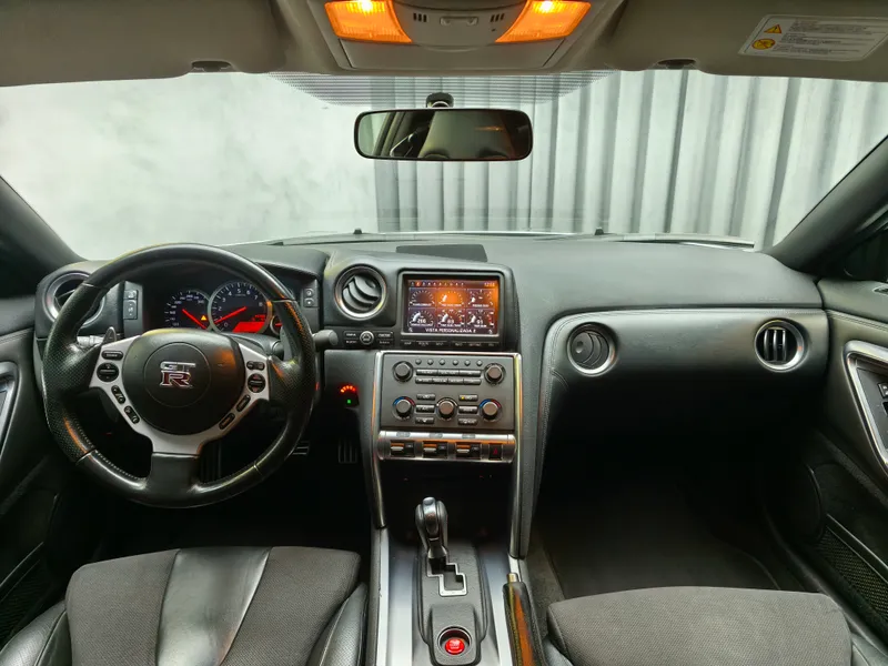 Nissan GT-R foto 12