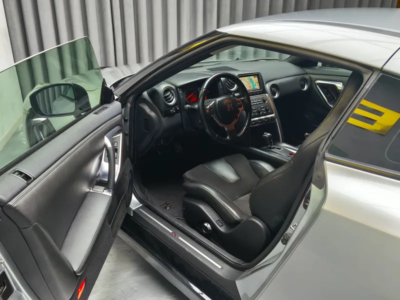 Nissan GT-R foto 9