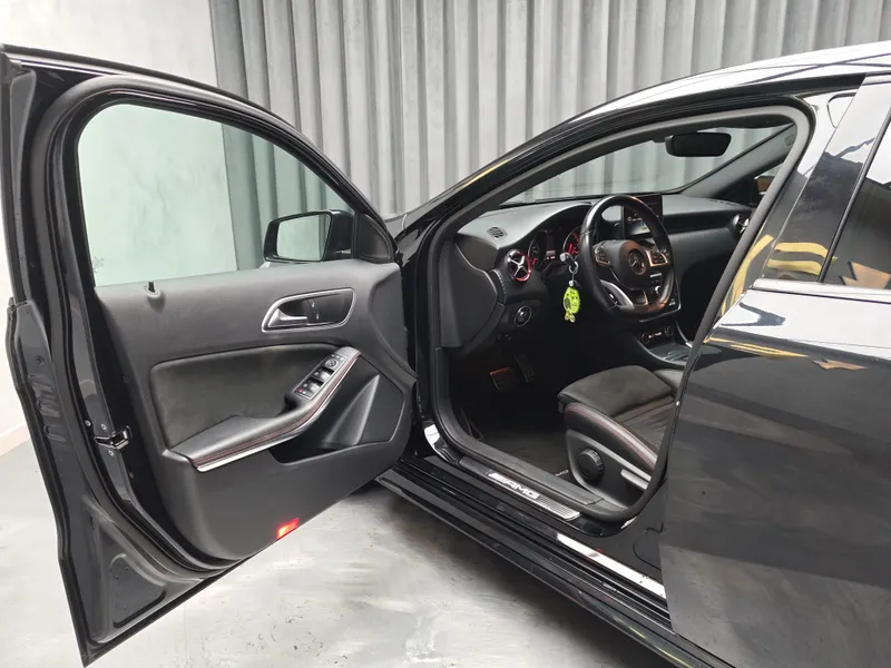Mercedes Benz A 45 AMG foto 8
