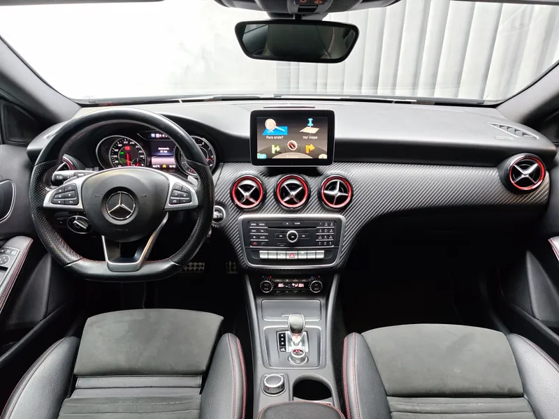 Mercedes Benz A 45 AMG foto 9
